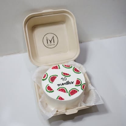 A watermelon-themed bento cake in its snack box